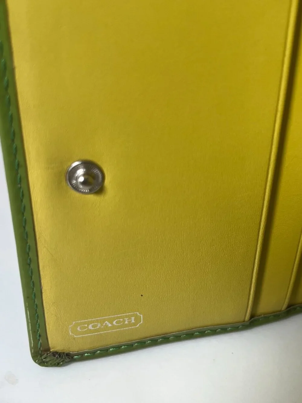 Coach Leatherware Est. 1941 Lime Green Leather Bifold Wallet Vintage Y2K - Picture 5 of 10